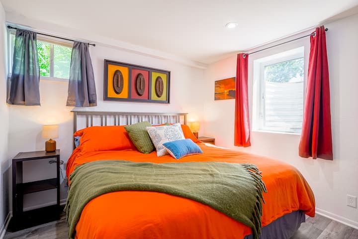 Camera da letto 4 - Il letto matrimoniale grande ti farà sentire come a casa, con una finestra di uscita e tende oscuranti e un grande armadio.  Situato nel seminterrato. 