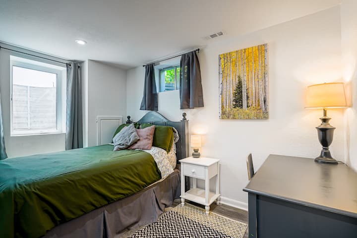 Camera da letto 5 - Letto matrimoniale e ufficio per lavorare da casa, scrivania, con una finestra di uscita e molta luce solare esposta a sud e ovest per le tende per la notte.  Situato nel seminterrato.  