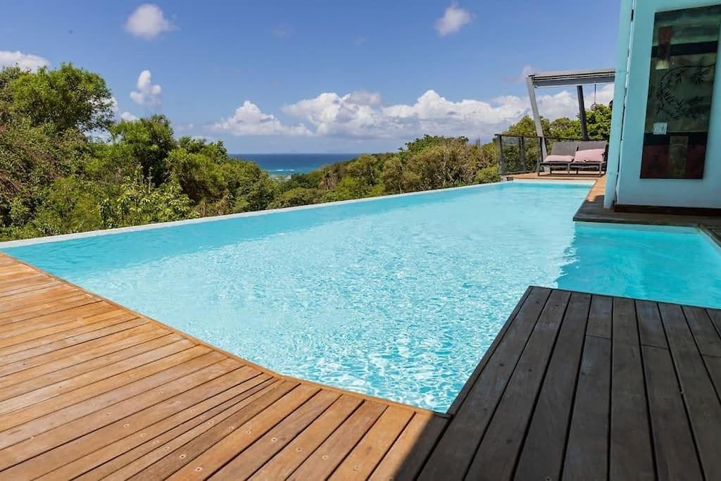 Villa Okalm — Une villa à étage, baignée de lumière, ouverte sur la mer des Caraïbes.