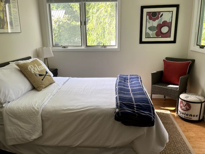 Dhoma e dytë e gjumit me krevat dhe dollap me madhësi të plotë