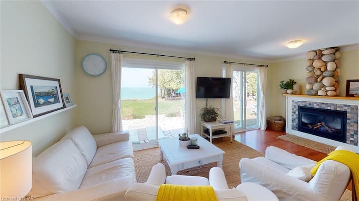 Dhomë ndenjjeje me pamje nga liqeni.