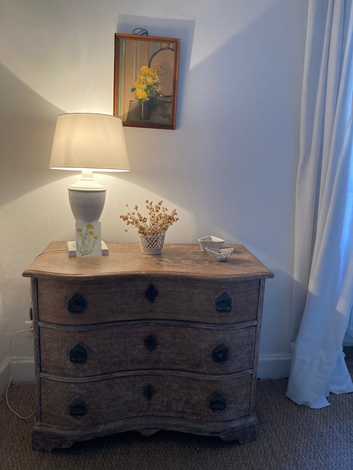 Спалня на приземния етаж, прохладна и сенчеста, двойно легло, морски под, самостоятелен достъп, баня и тоалетна