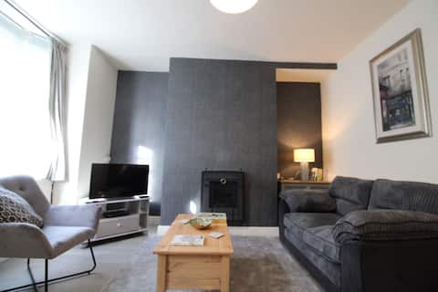 Successful Airbnb property: Home from home Peak District holiday cottage in Derbyshire