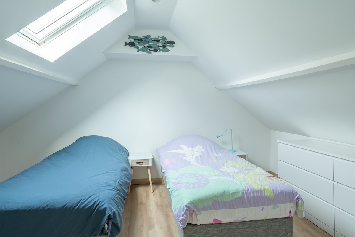 Მესამე საძინებელი, 1-ე სართულზე, ორი ერთადგილიანი საწოლით, რომელიც შეიძლება გაერთიანდეს 180 × 200 ორადგილიანი საწოლის დასამზადებლად.