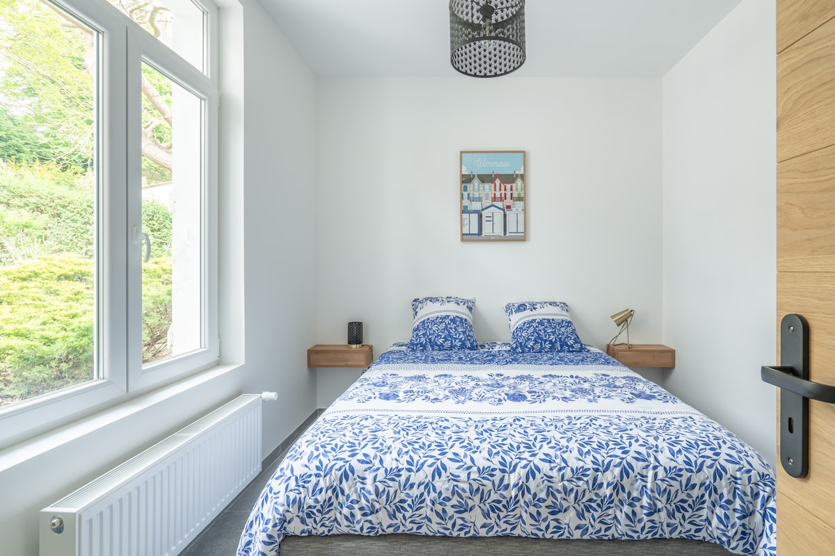 Პირველი საძინებელი, პირველ სართულზე, 160 × 200 ორადგილიანი საწოლით.