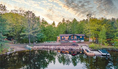 Popular Airbnb listing: Muskoka Life Lakehouse ft. Hot tub in Georgian Bay
