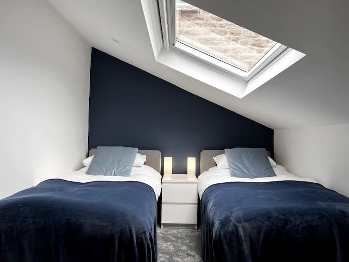 Საძინებელი 3: ორადგილიანი ოთახი ორი ერთადგილიანი საწოლით. 