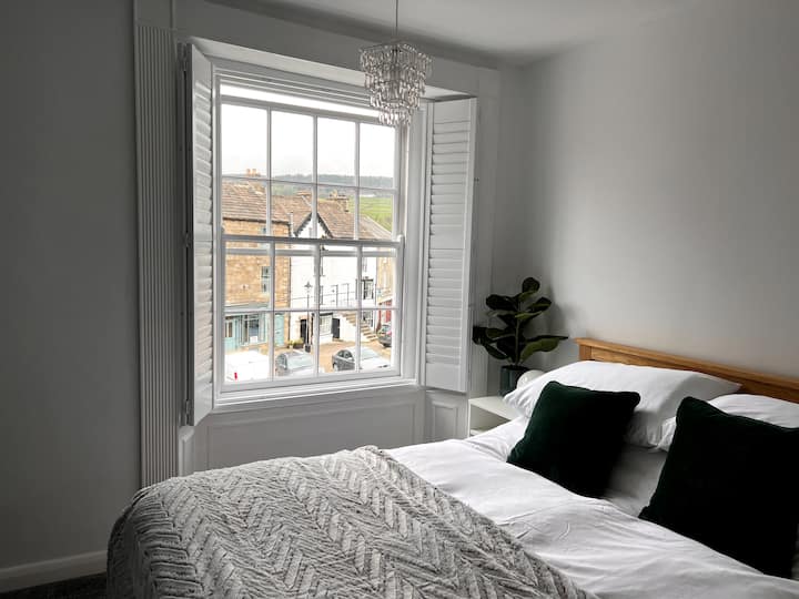 Საძინებელი 2: ორსაძინებლიანი, ფანჯრიდან ბაზრის ჯვარედინი ხედის თვალწარმტაცი ხედით.