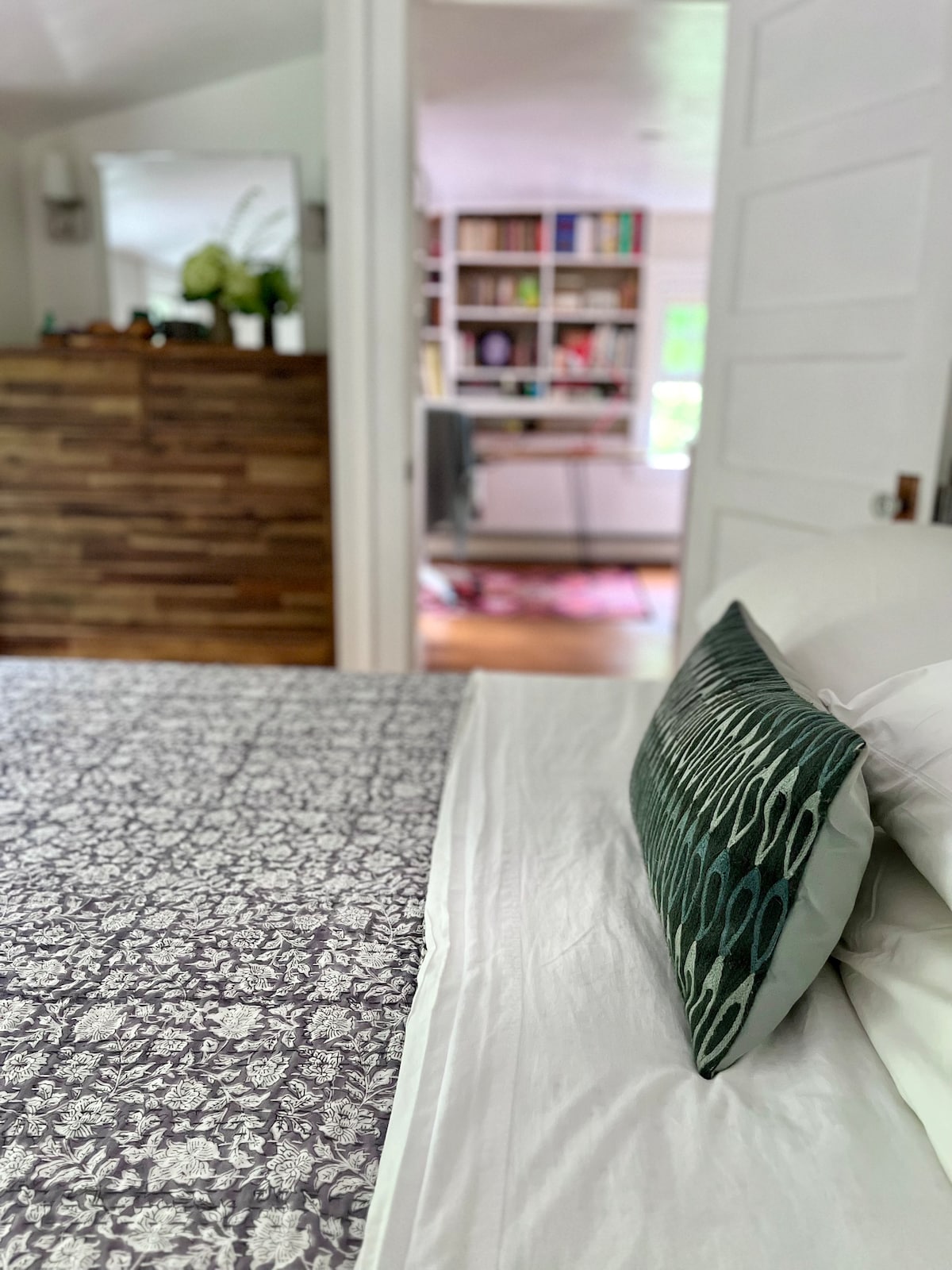 Dormitorio principal con cama tamaño queen