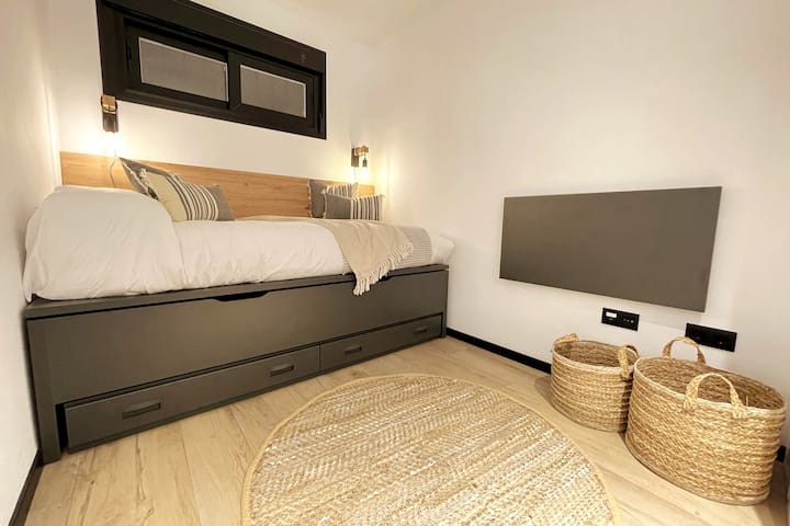 Chumba cha pili cha kulala kilicho na kitanda cha kuvuta kwa watu 2 (mtu 1 kwa kila kitanda).
Ina hali ya hewa na hifadhi nyingi zilizo na viango vya nguo.
Madirisha yanaweza kufunguliwa na kuna luva za madirisha zilizoamilishwa kwenye picha.
Kuna safu mbili za madirisha ili kuondoa kelele yoyote.