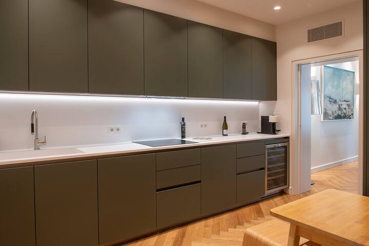 Minimal Executive City Apartment gallery image 3