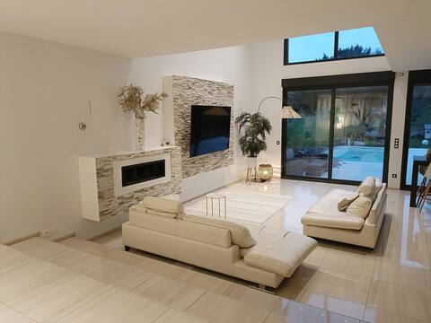 Beautiful villa with pool 15 min from Paris