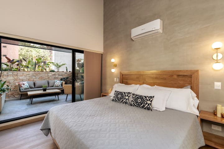 Საძინებელი №6 - დიდი ზომის საწოლი,  ხედი პატიოდან. 