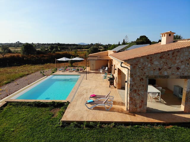 Newly renovated finca with infinity pool and A/C