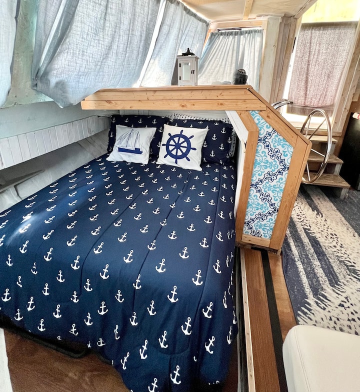 La segunda cama se encuentra en la proa del barco y es de tamaño completo.