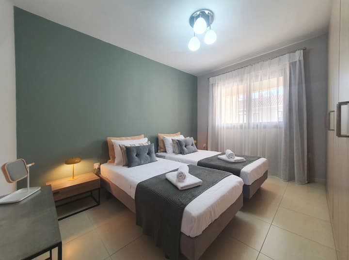 غرفة النوم الثانية - سريران مفردان / سرير مزدوج