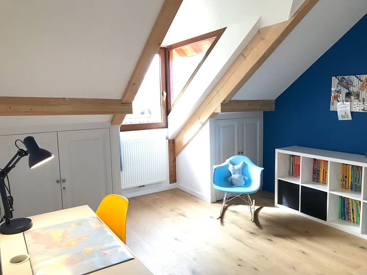 Ცისფერი ოთახი - ერთადგილიანი ორსართულიანი საწოლები
Თეთრეული და პირსახოცები უზრუნველყოფილია 