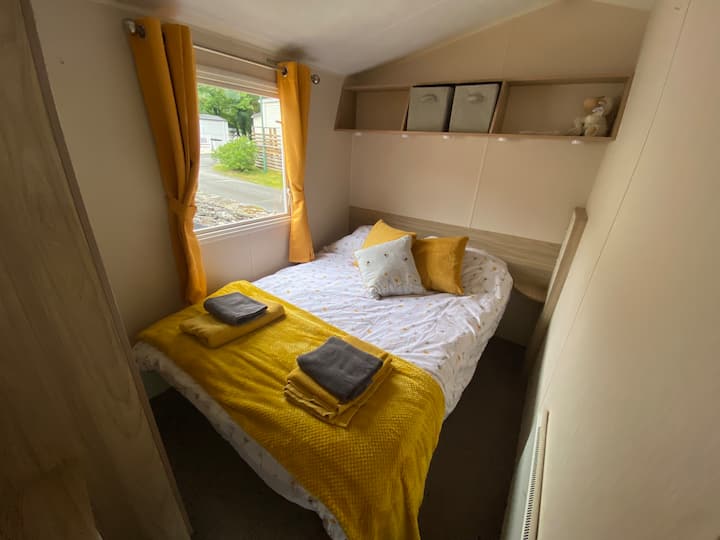 Двойна спалня с матрак от мемори пяна на леглото за допълнителен комфорт. Гардероб в пълен размер и телевизор с огнище. 