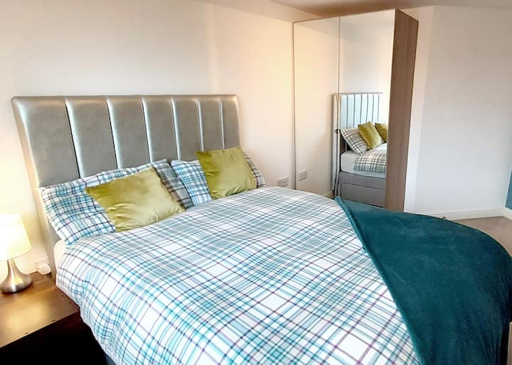 舒适的第二间卧室，配备单人衣柜和抽屉。