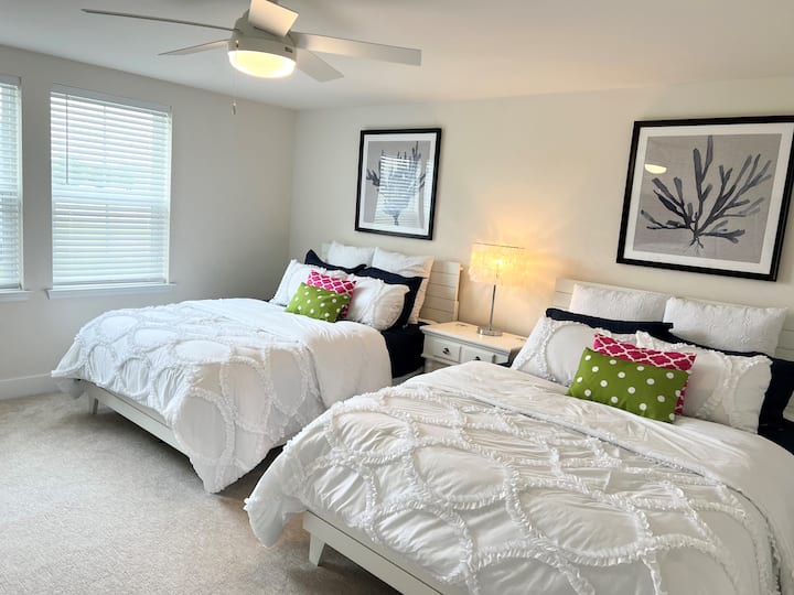Chambre n °2 avec deux lits Queen Size, Smart TV, salle de bain complète, deux porte-bagages, ventilateur de plafond et dressing. Superbe chambre pour une famille à partager.