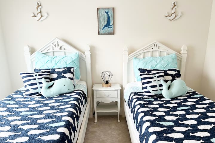 Chambre n °4, deux lits simples avec télévision connectée et un dressing.