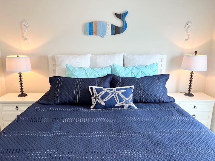 Chambre n °3 avec lit King Size, télévision connectée et dressing.