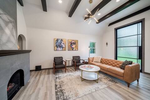 No Cleaning Fee! Luxury, Location, Hottub, EVChrge