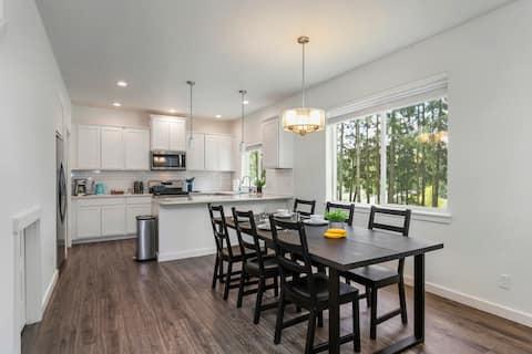 Your Getaway Awaits! 3-Bedroom Home In The Trees