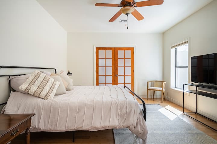 主卧配有全新的Casper Snow床垫和一张梦幻般的羽毛床，让您睡个好觉。 