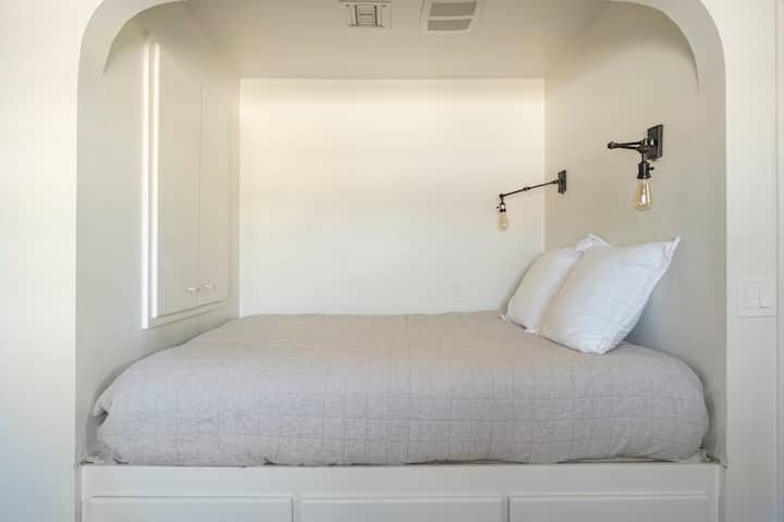 可爱的第二间卧室设有一个标准双人床角落，阅读灯很少。