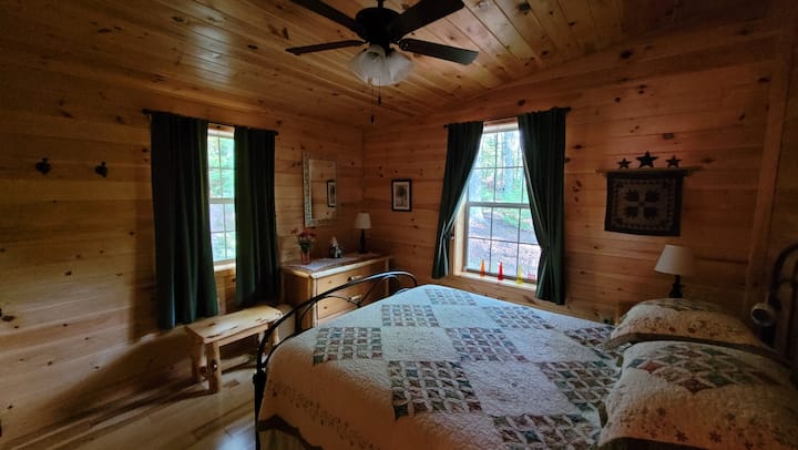 Druhá spálňa, manželská posteľ, individuálna minisplit klimatizácia s diaľkovým ovládaním (nezobrazená)