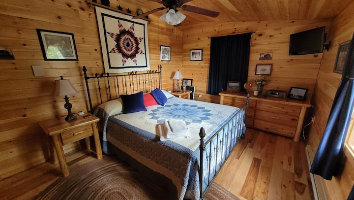 Hlavná spálňa, posteľ California King, stropný ventilátor, televízor a DVD prehrávač, samostatná klimatizácia s diaľkovým ovládaním.