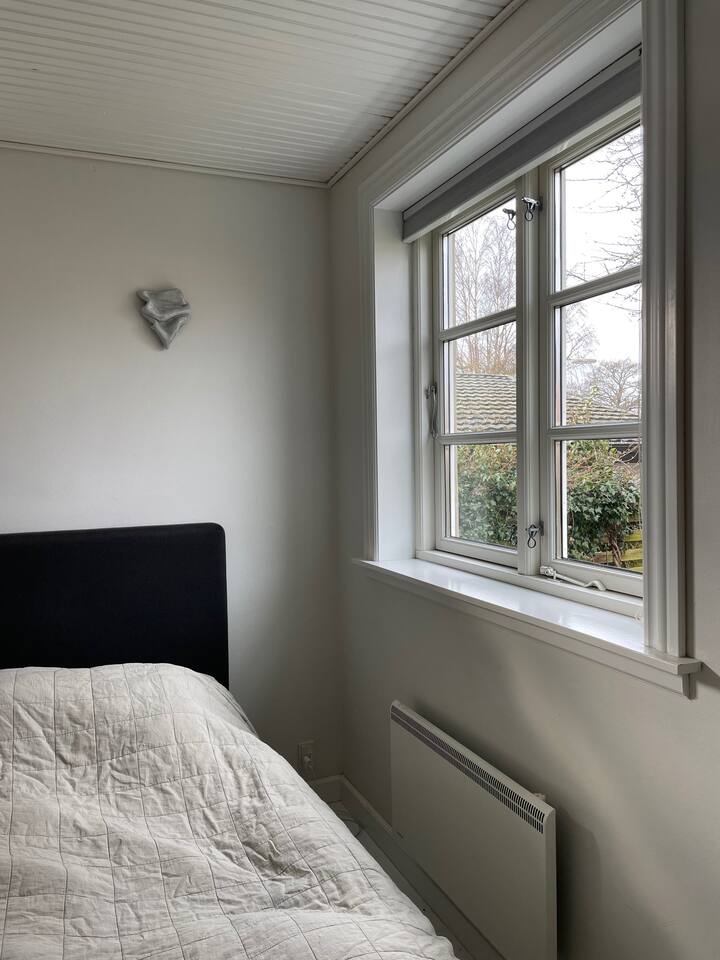 Chumba cha kulala kilicho na kitanda cha watu wawili