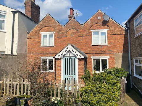 2 Bed house in central location with garden