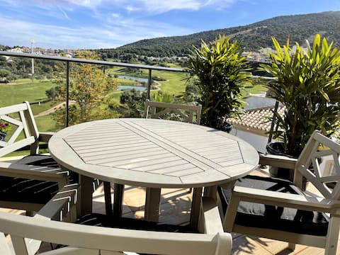 Charming Penthouse, Roof Terrace, Mountain views