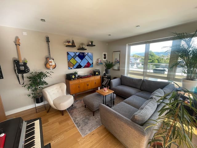 Top Floor 2 Bed Apartment w/ Spacious Balcony area