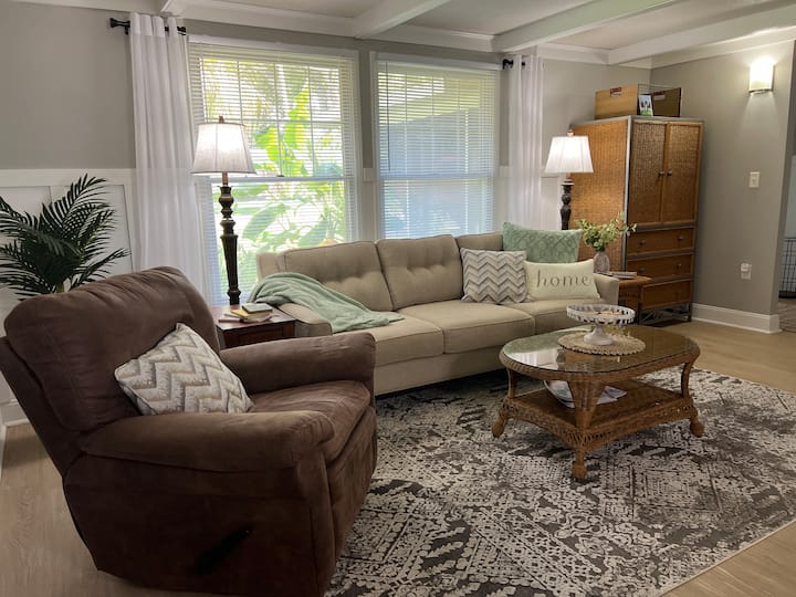 Nuestra acogedora sala de estar tiene una televisión de pantalla grande y un armario lleno de juegos y libros para entretenerte durante tu estancia.