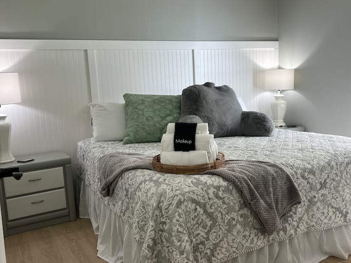 Habitación de invitados con cama tamaño king con vistas al canal del lago Weir