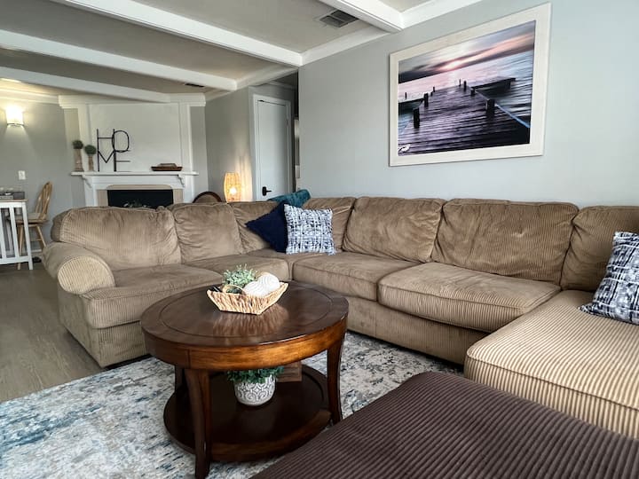 La sala de reuniones fuera de la terraza está perfectamente preparada para la vida silvestre cubierta y la puesta de sol. Se proporciona una mesa grande para una noche familiar de cartas o juegos de mesa.