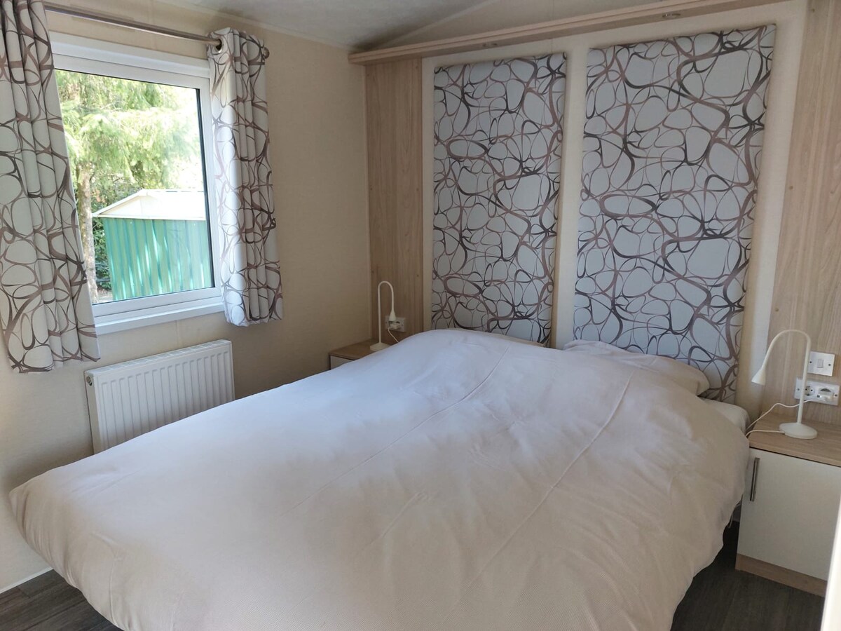 Spavaća soba s bračnim krevetom, a s obje strane je noćni ormarić sa svjetiljkom. Možete odabrati opciju da kreveti budu namješteni prije vašeg dolaska ili možete ponijeti vlastitu posteljinu.