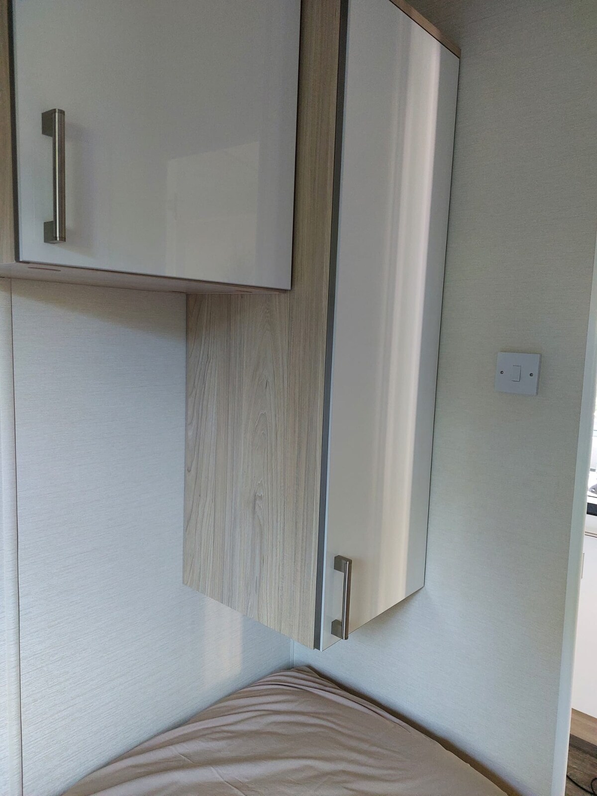 Prostor u ormaru iznad svakog kreveta s garderoberom i ormarom za odlaganje.