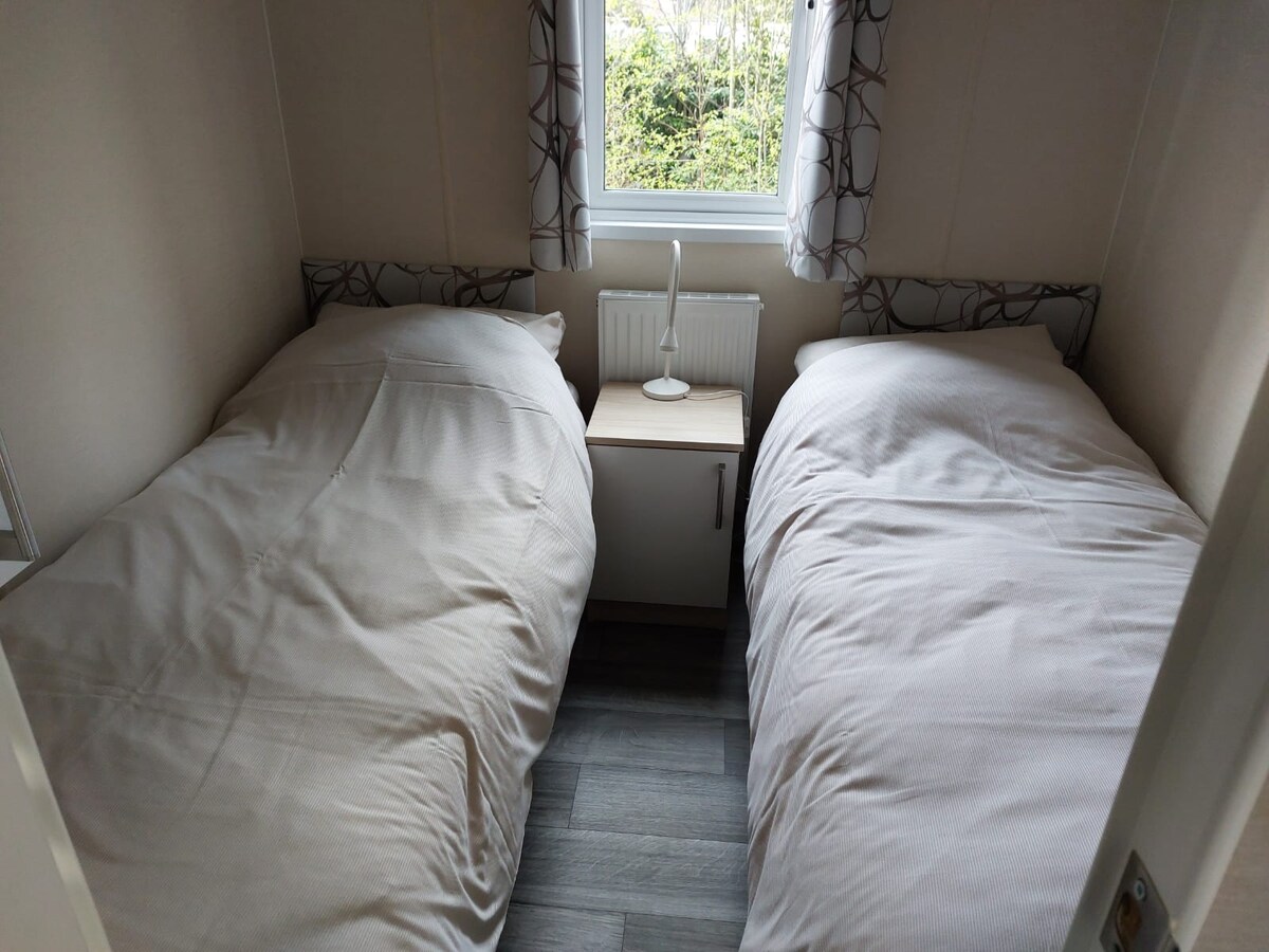 Spavaća soba s 2 jednostruka kreveta. Između kreveta nalazi se noćni ormarić sa svjetiljkom. Ponovno, namješteni kreveti nisu obavezni. U našoj planinskoj kući nalaze se dvije spavaće sobe. 