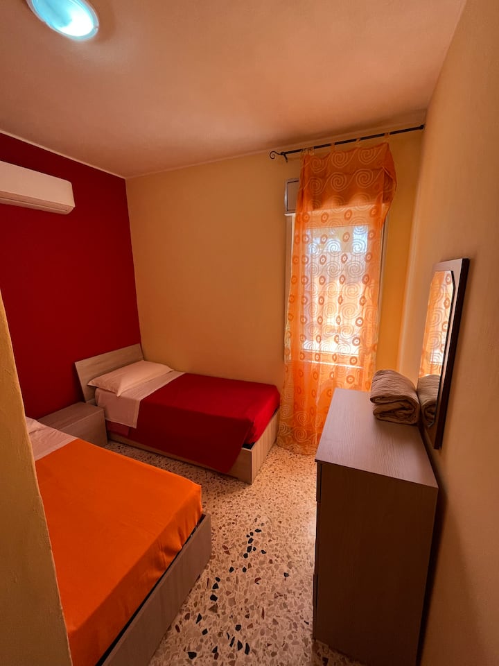 Chumba cha kulala cha tatu chenye vitanda 2 vya mtu mmoja na kiyoyozi