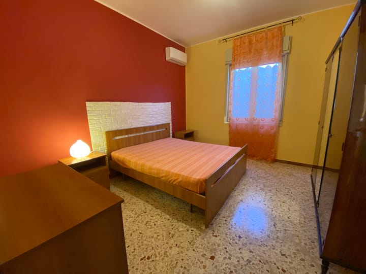 Chumba cha kulala cha "MACHUNGWA" kilicho na kitanda cha watu wawili na kiyoyozi