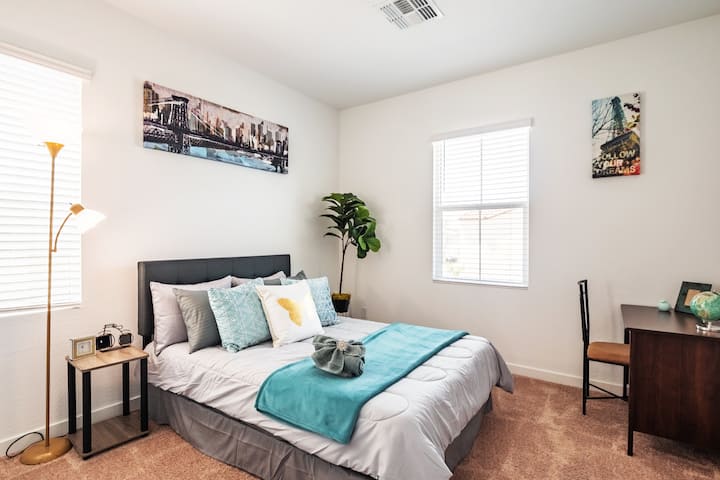 اعمل أو استرخ بأناقة في غرف النوم الفردية المجهزة بشكل جميل، مع مكتب مريح وإطلالات خلابة على غروب الشمس لإقامة هادئة ومنتجة في تشاندلر، أريزونا.