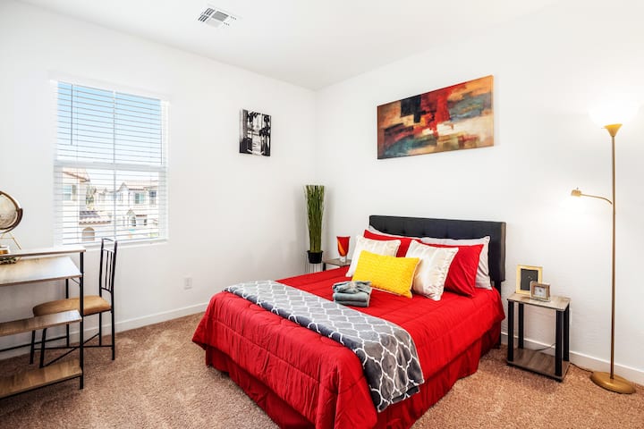 اعمل أو استرخ بأناقة في غرف النوم الفردية المجهزة بشكل جميل، مع مكتب مريح وإطلالات خلابة على غروب الشمس لإقامة هادئة ومنتجة في تشاندلر، أريزونا.