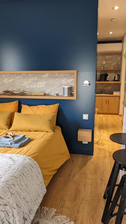 Let's explore Beaujolais : room and swimming-pool
