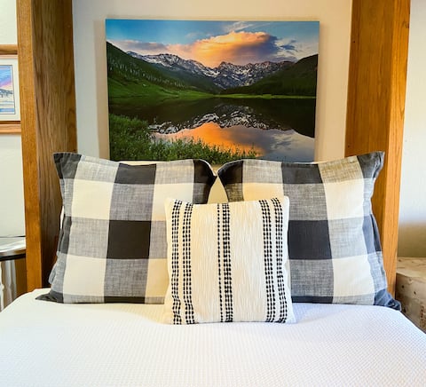 Top performing Airbnb: Mountain Escape Condo-Pool/Hot Tub RMNP WinterPark in Granby