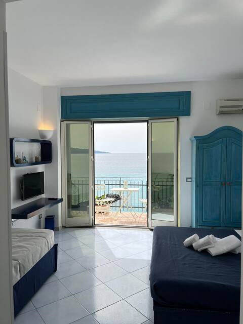Vient Mpop with terrace overlooking the sea