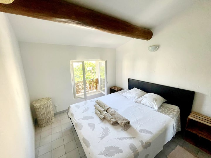 2a camera da letto con letto king size 160X200 con un grande spogliatoio completamente climatizzato con vista sulla piazza